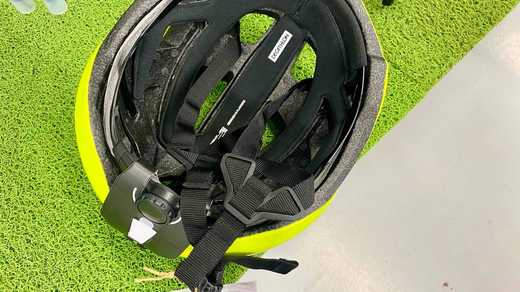 Inneres eines umgedrehten Rennradhelms auf einer grünen Fläche im Test.