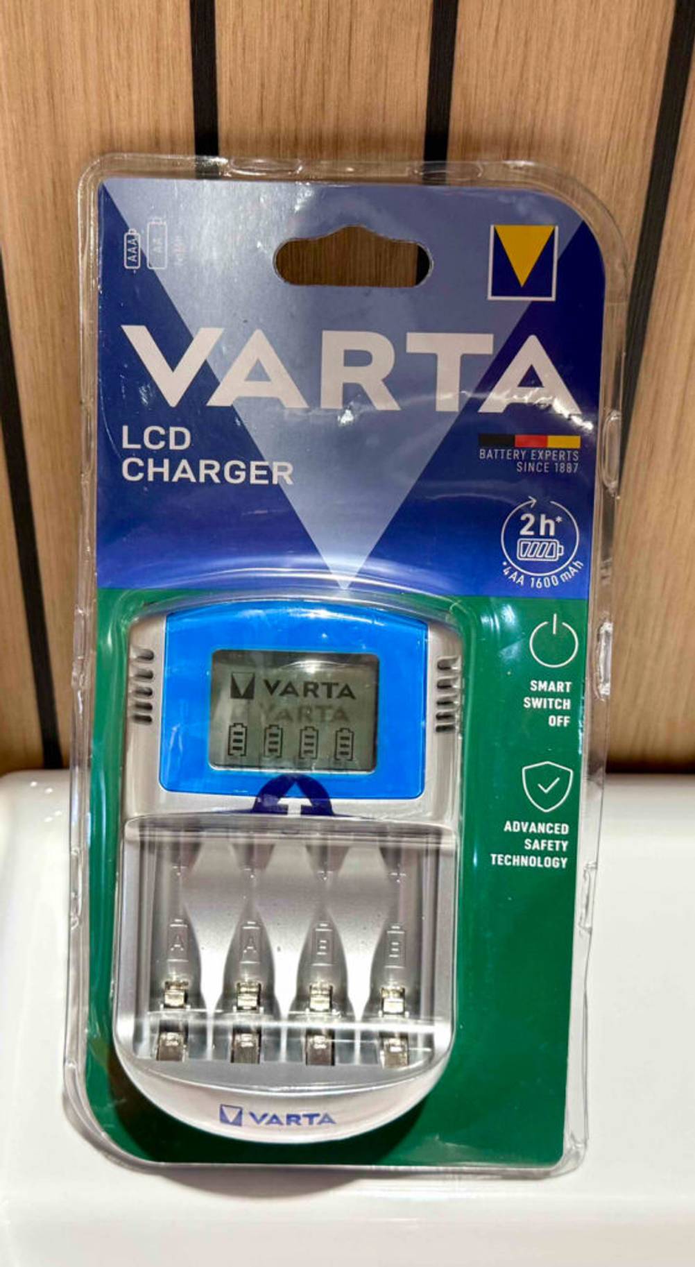 Das getestete Varta-Ladegerät befindet sich in einer transparenten Verpackung.