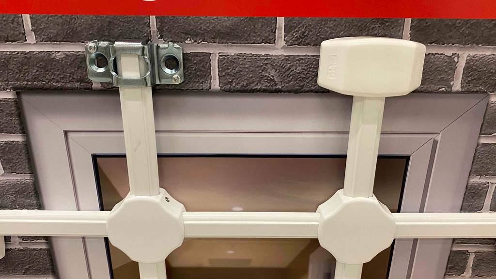 Fenstergitter im Test: Befestigungsstellen eines Fenstergitters im Fokus.