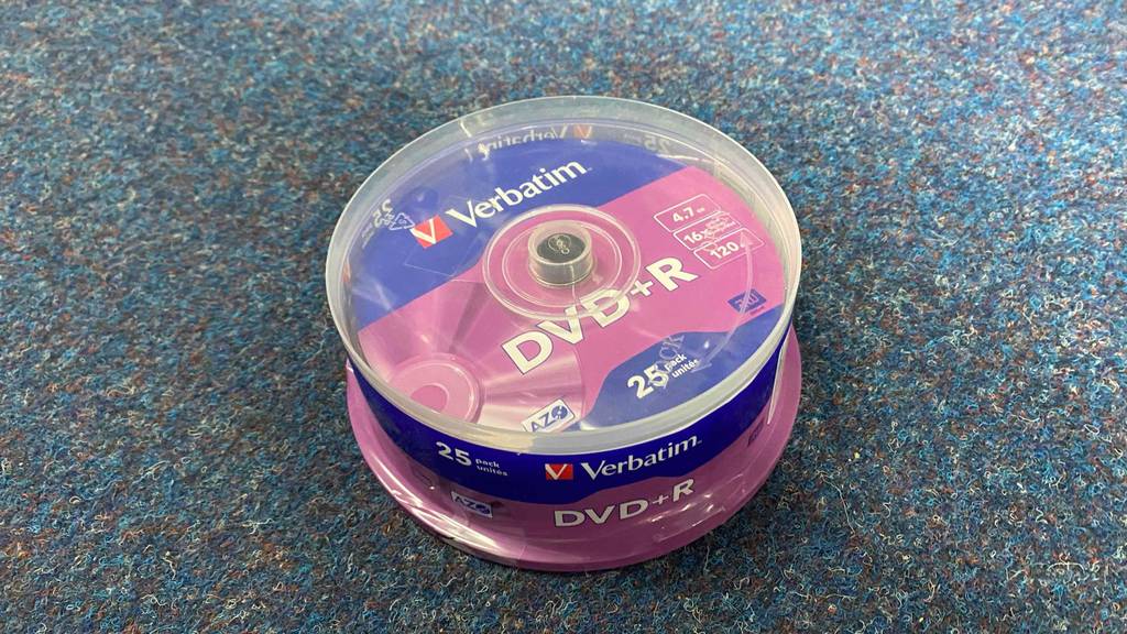 Eine Packung der getesteten DVD-R auf einem blauen Teppichboden.