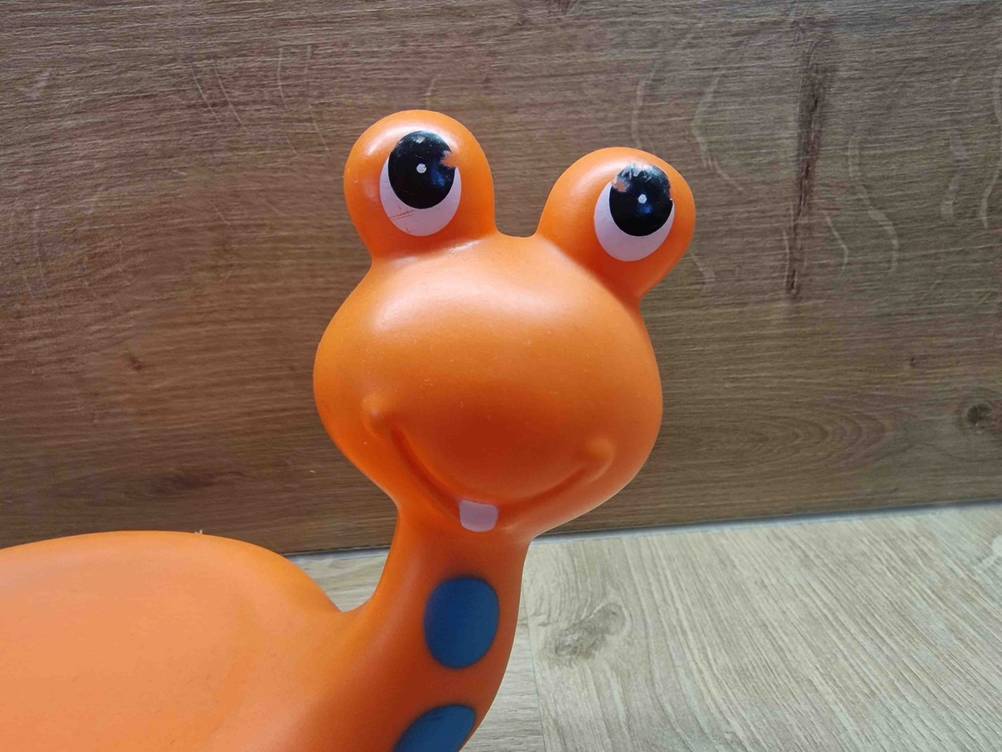 Wasserspielzeug im Test: der Kopf von einer Wasserspielzeug-Schnecke in Nahaufnahme.