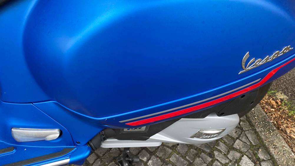 Motorroller getestet: Nahaufnahme des Motors hinten.
