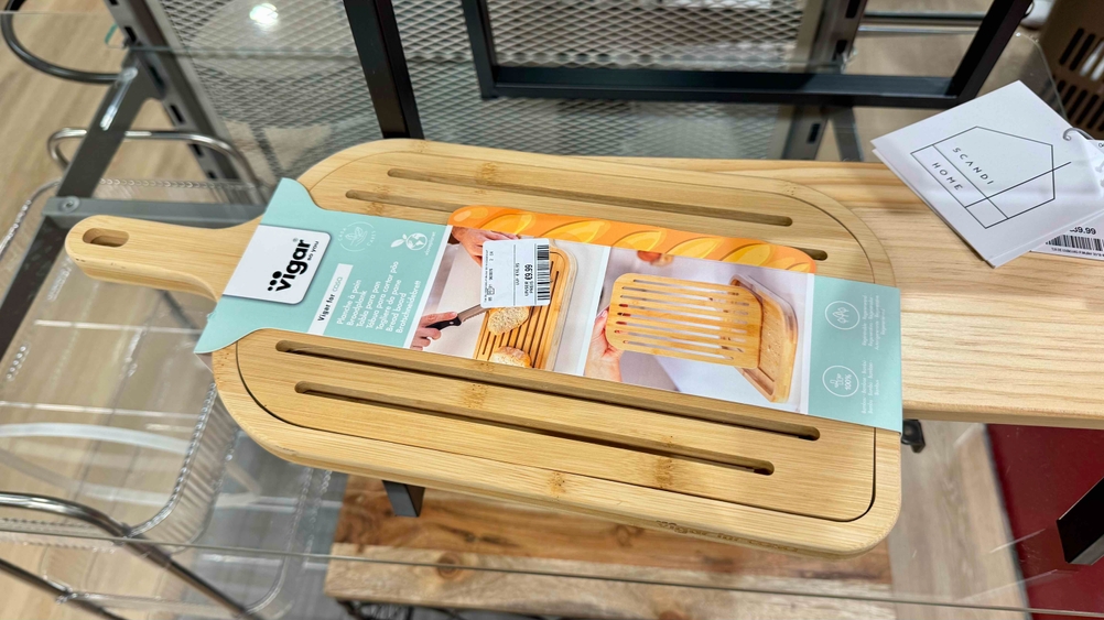 Das getestete Holz-Brotschneidebrett ist auf einer Glasfläche platziert.