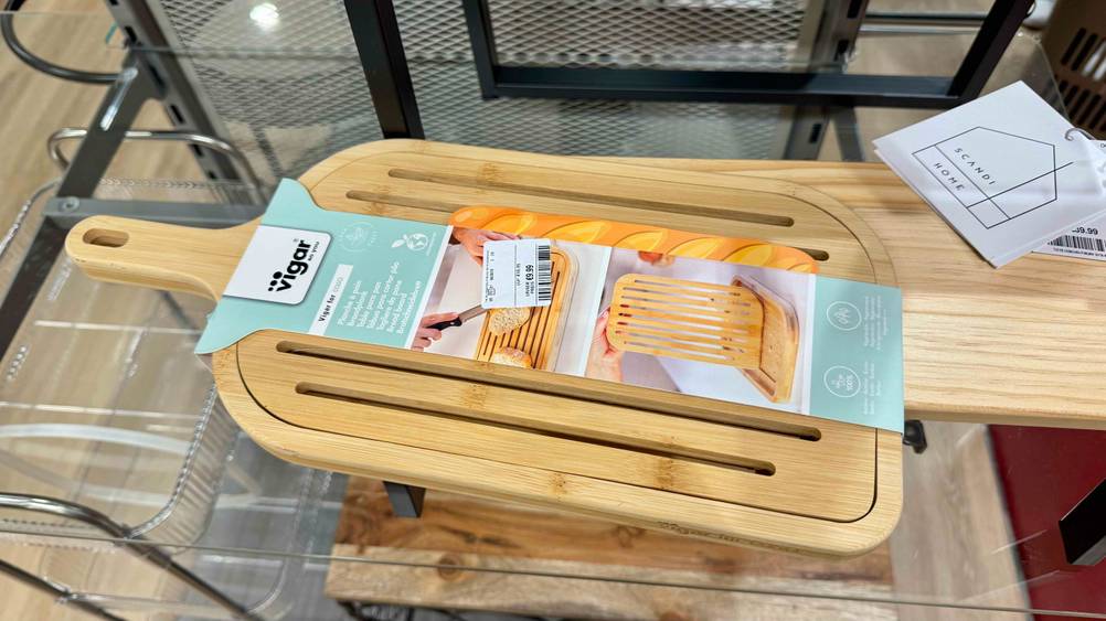 Das getestete Holz-Brotschneidebrett ist auf einer Glasfläche platziert.