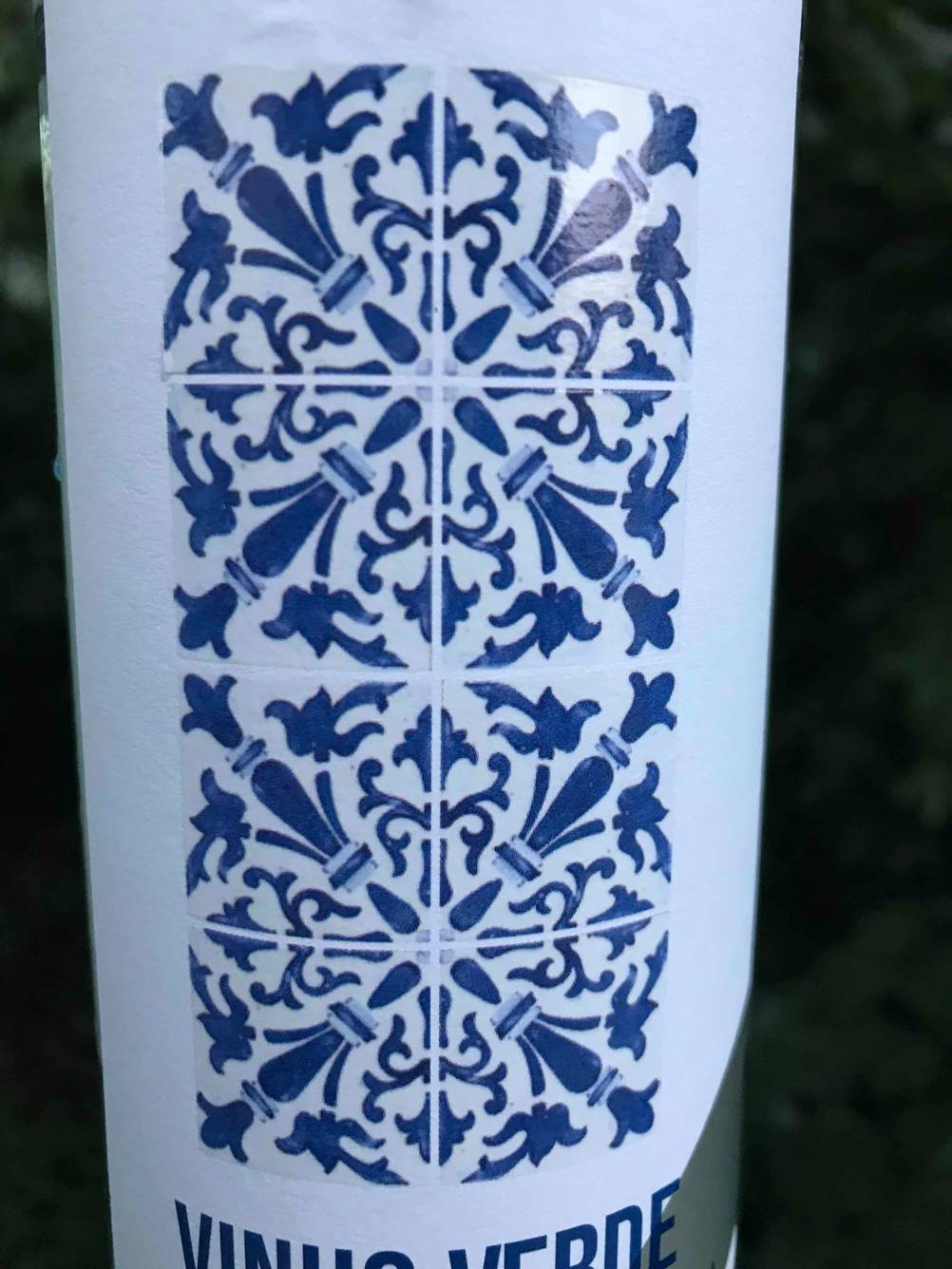 Weißwein (lieblich) getestet: Nahaufnahme des Labels auf der Vorderseite.