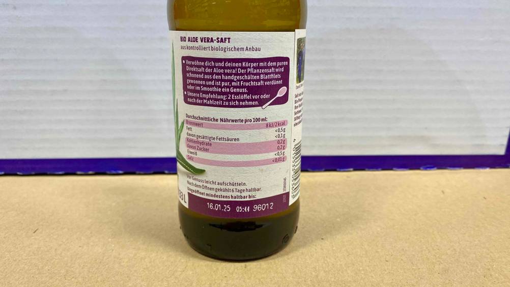 Aloe-Vera-Saft im Test: Flasche stehend mit Nährwerten und weiteren Hinweisen.