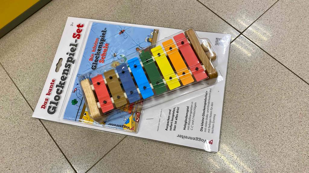 Glockenspiel im Test: Ein Glockenspiel in Originalverpackung liegt auf einem Boden.