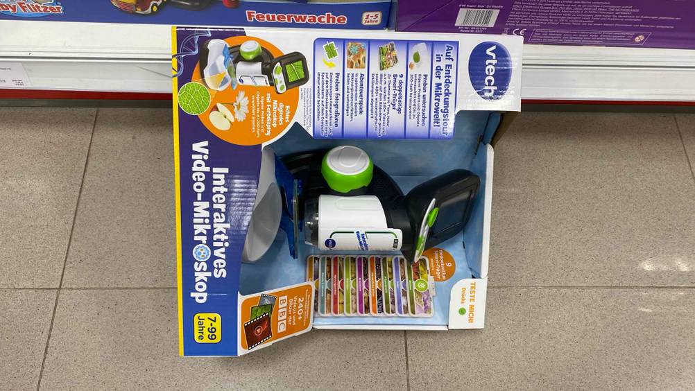 Kinder-Mikroskop im Test: Kinder-Mikroskop von Vtecht für Kinder ab sieben Jahren ist vor einem Regal angelehnt.