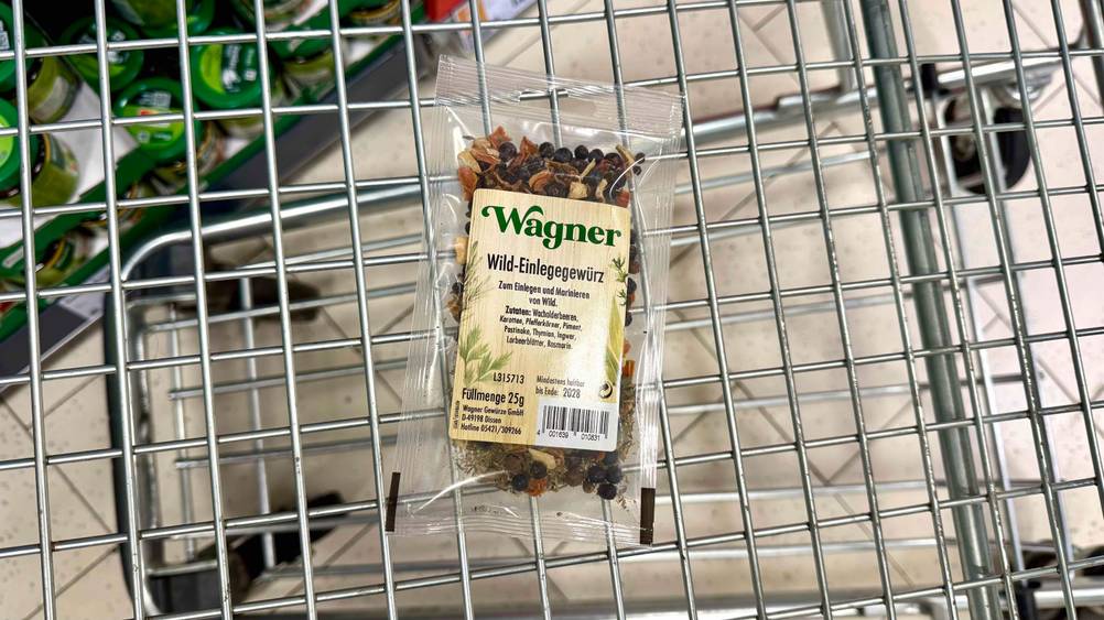 Getestetes Wagner-Gewürz liegt in einem leeren Einkaufswagen.