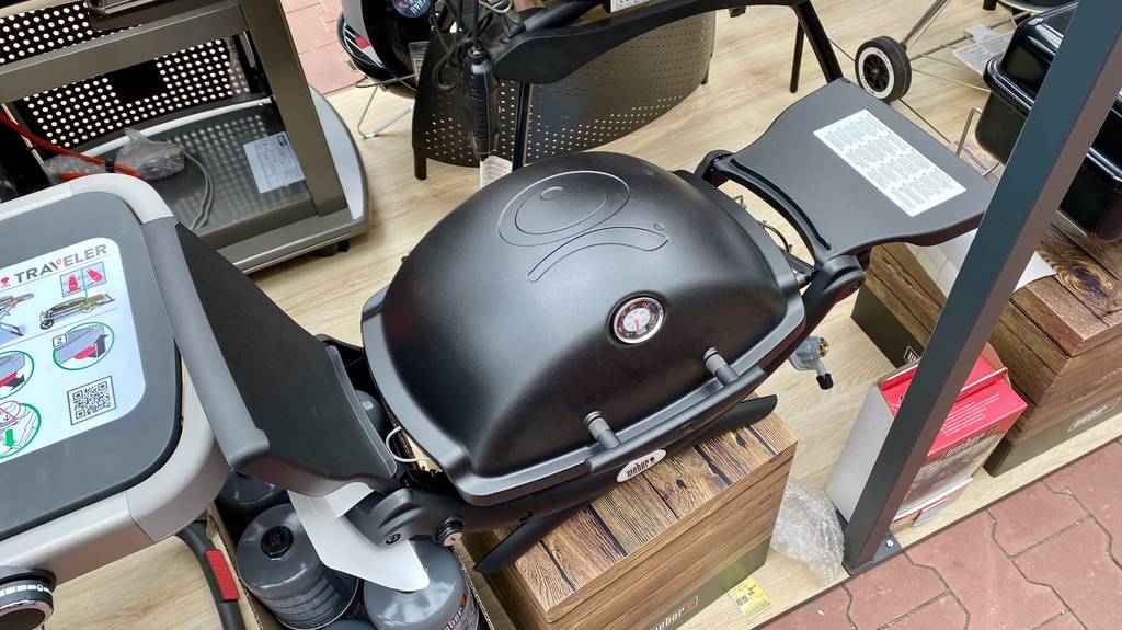 Tischgrill-Test: ein schwarzer Tischgrill mit verschlossenem Deckel von oben ersichtlich.