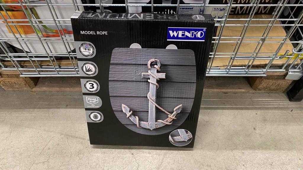 WC-Sitz-mit-Absenkautomatik getestet: eine Verpackung eines WC-Sitzes mit Anker-Design.
