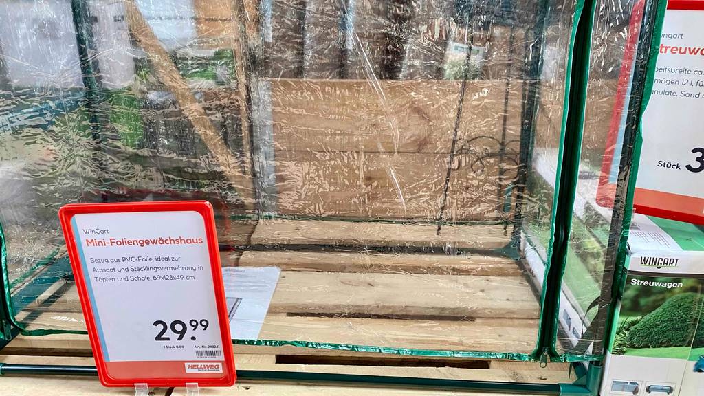 Unterer Teil eines getesteten Foliengewächshauses mit Preisschild davor ersichtlich.