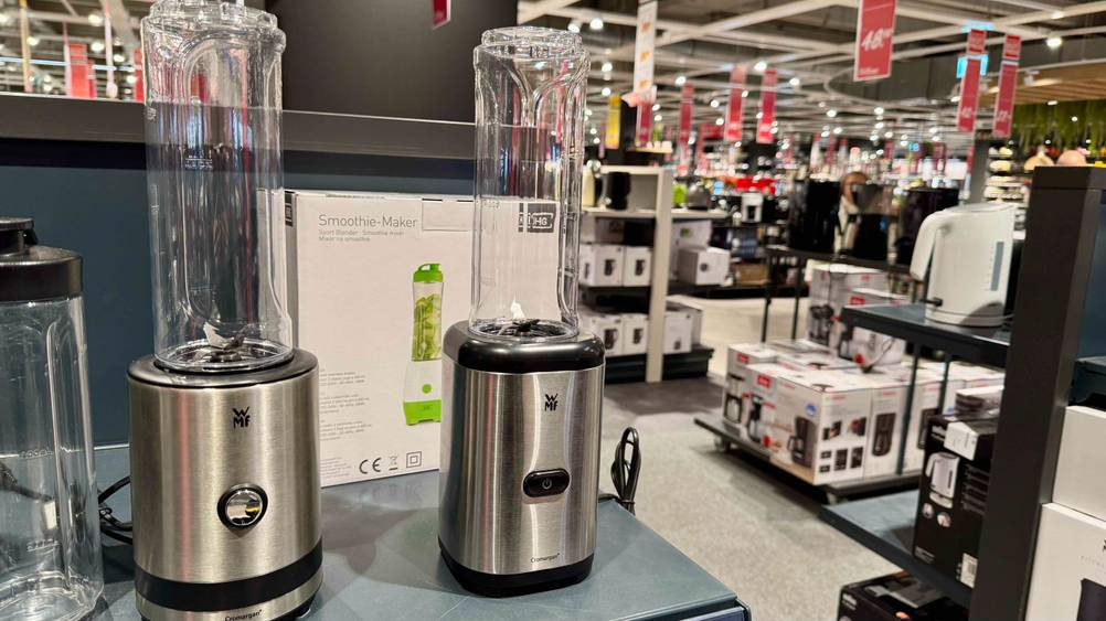 Zwei getestete WMF-Mixer stehen als Ausstellungsstücke in einem Geschäft.
