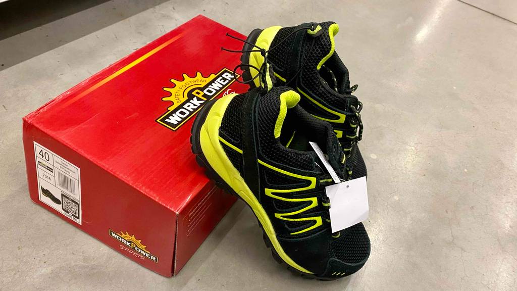 S1P-Sicherheitsschuhe für Damen im Test: ein Paar Sicherheitsschuhe für Damen an den Schuhkarton angelehnt, von der Seite ersichtlich.