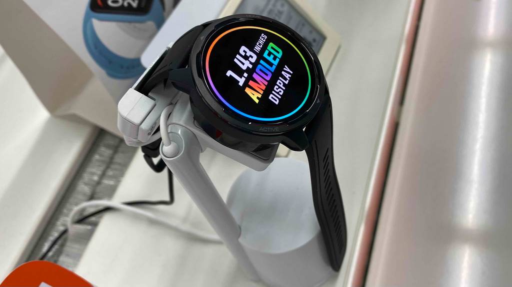 Auf einem Austellungsständer befindet sich eine getestete Xiaomi-Smartwatch.