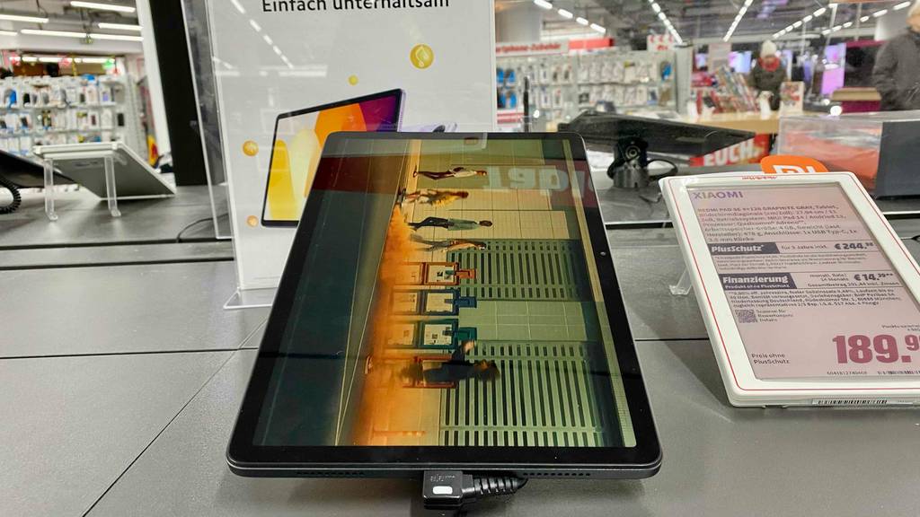 Tablet unter 200 Euro getestet: Ein Gerät von schräg unten auf einem Sockel in der Verkaufsfläche.