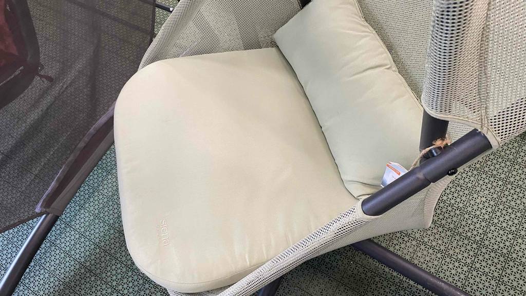 Hängesessel-mit-Gestell im Test: ein weißer Hängesessel mit Blick auf die Sitzfläche.