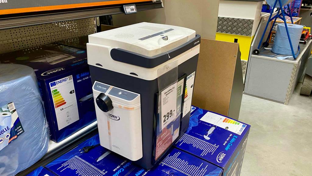 Eine getestete Kühlbox-30-Liter steht auf den entsprechenden Verpackungen.
