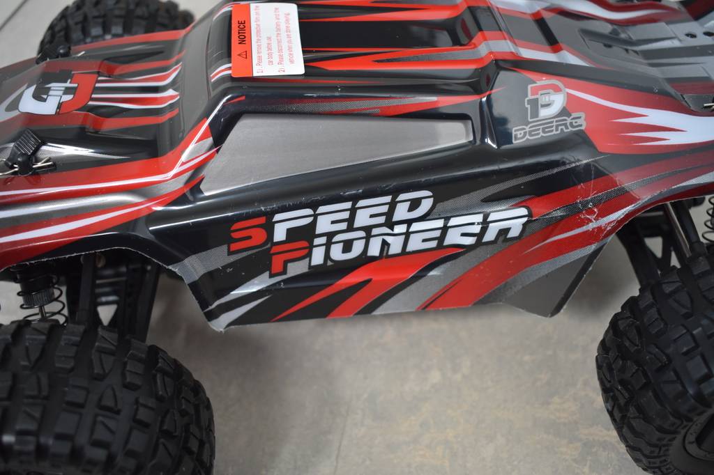Ein rot/schwarz gestreiftes, ferngesteuertes Auto mit der Aufschrift Speed Pioneer im Test