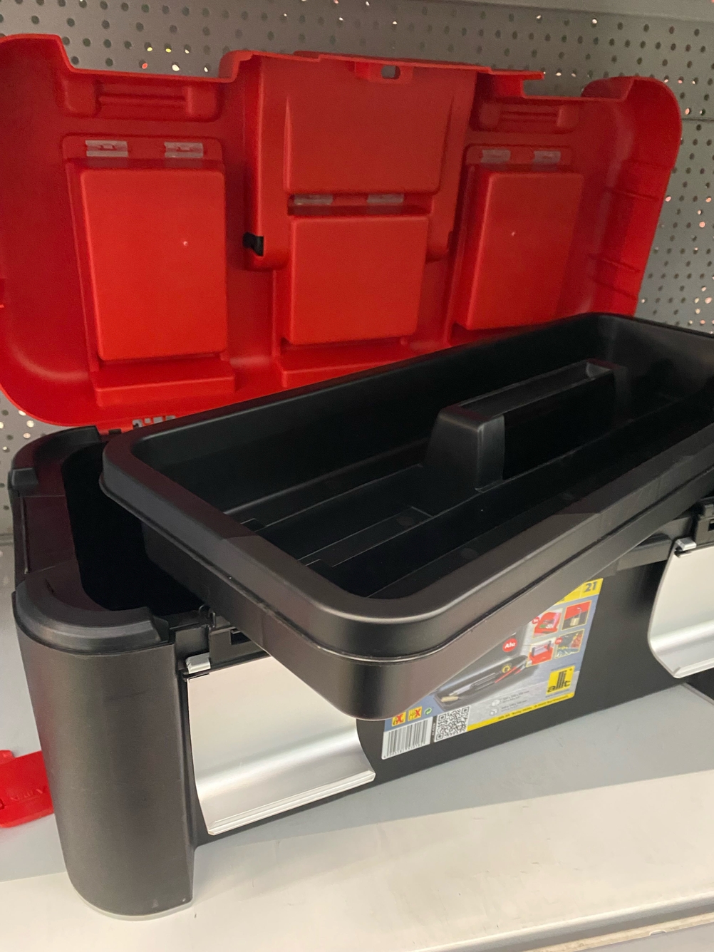 Werkzeugkoffer getestet: Ein geöffneter Koffer mit herausnehmbarer Inneneinlage.