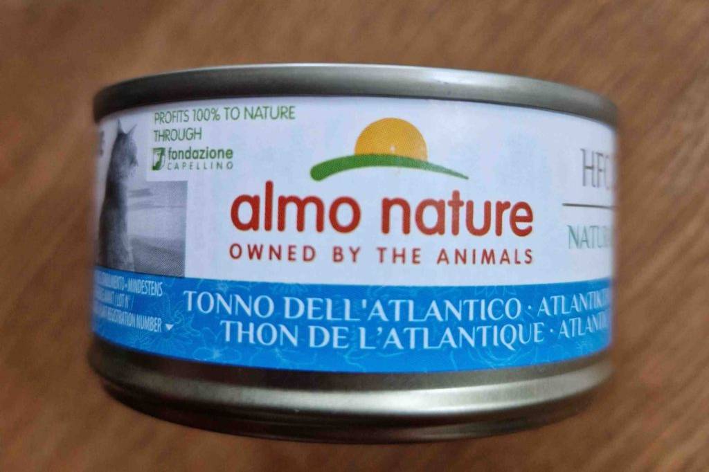 Almo-Nature-Katzenfutter getestet: Eine Dose seitlich auf Holzoberfläche