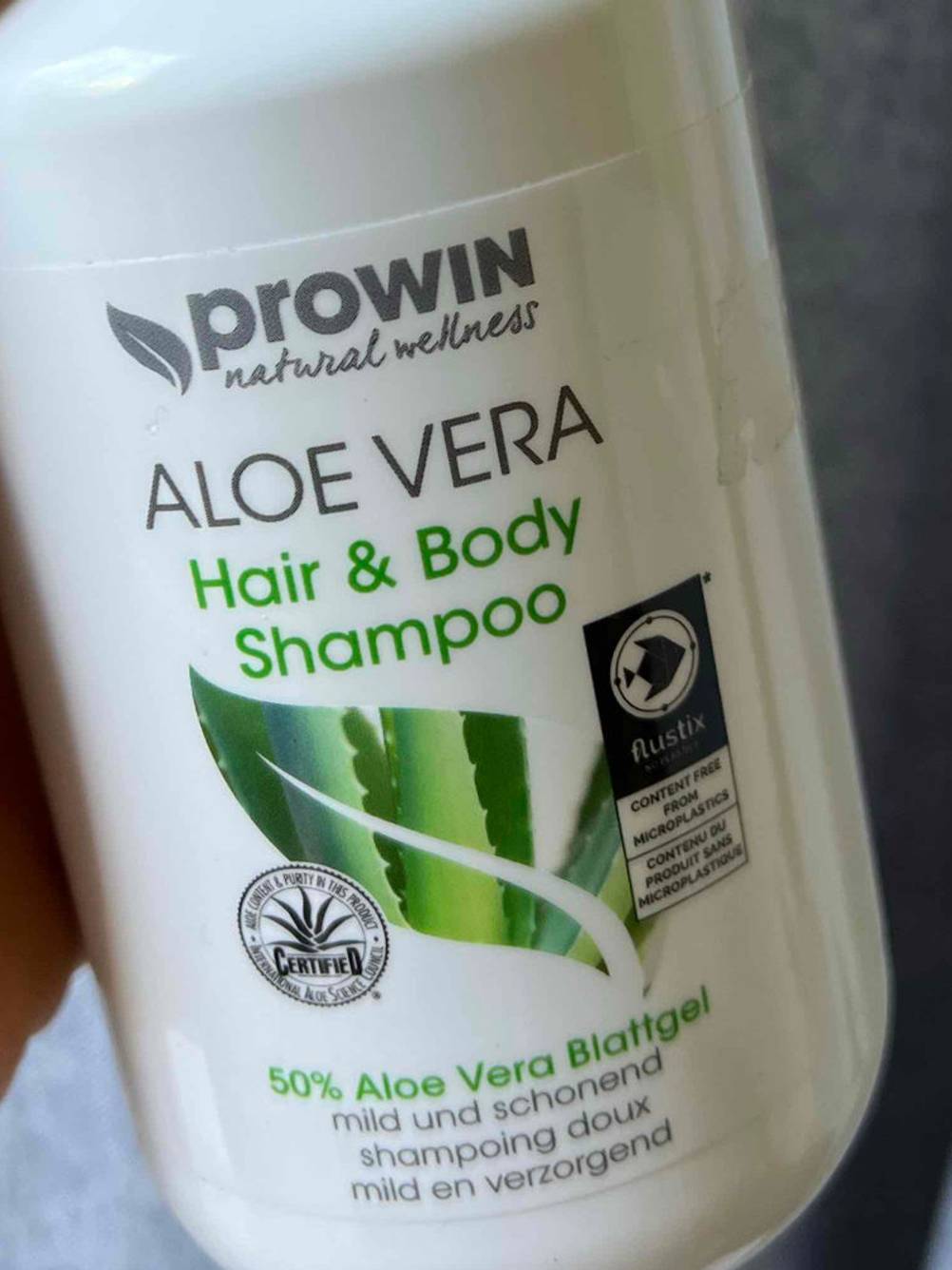 Aloe vera Shampoo in der Hand.