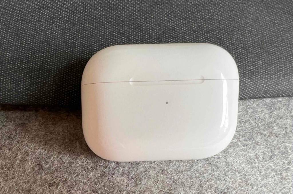 Ein Case der getesteten In-Ear-Kopfhörer liegt auf einer grauen Fläche.