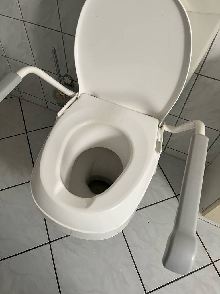 Getestet: Die Toilettensitzerhöhung mit geöffneten Deckel von oben ersichtlich.