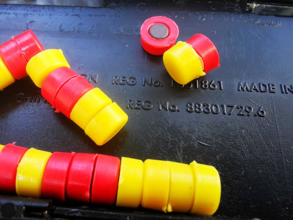Die Magnete des Spiels Backgammon, welches getestet wurde, in Nahansicht.