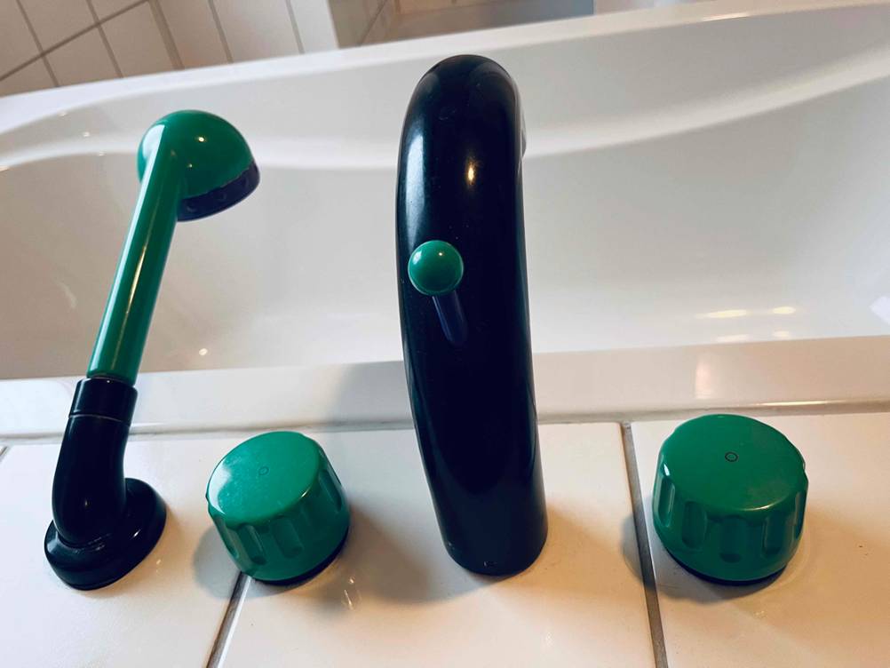 Eine getestete Hansgrohe Badewannenarmatur von hinten, im Hintergrund die Badewanne.