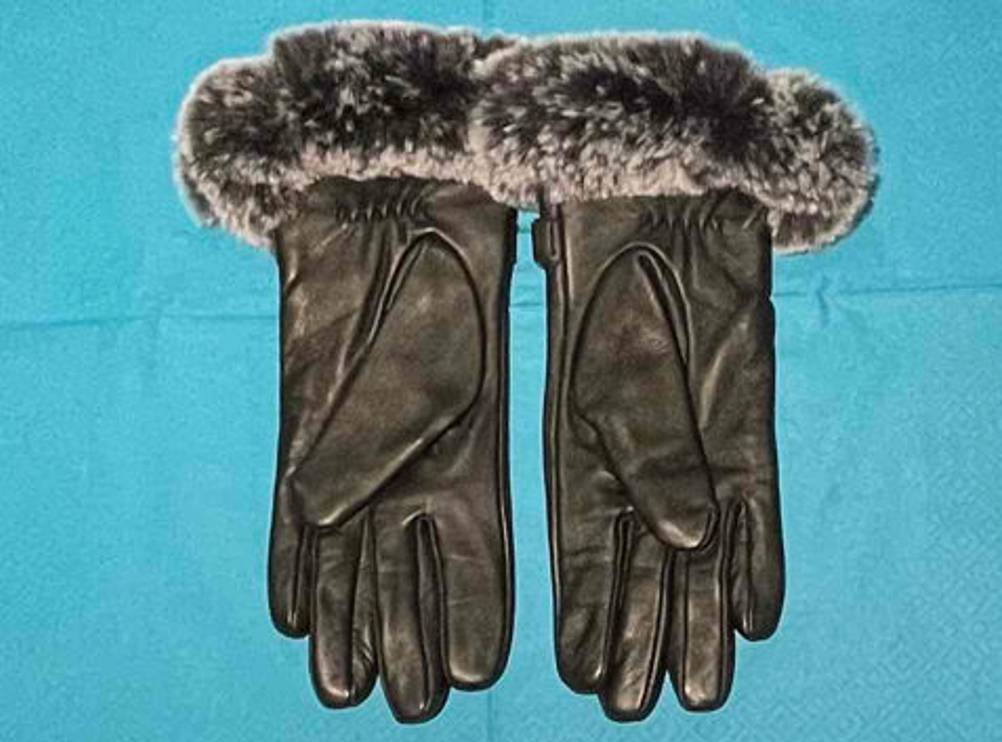 Lederhandschuhe Damen im Test: Zwei Handschuhe nebeneinander auf einer blauen Serviette