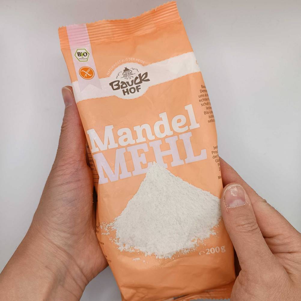 Mandelmehl Verpackung in der Hand