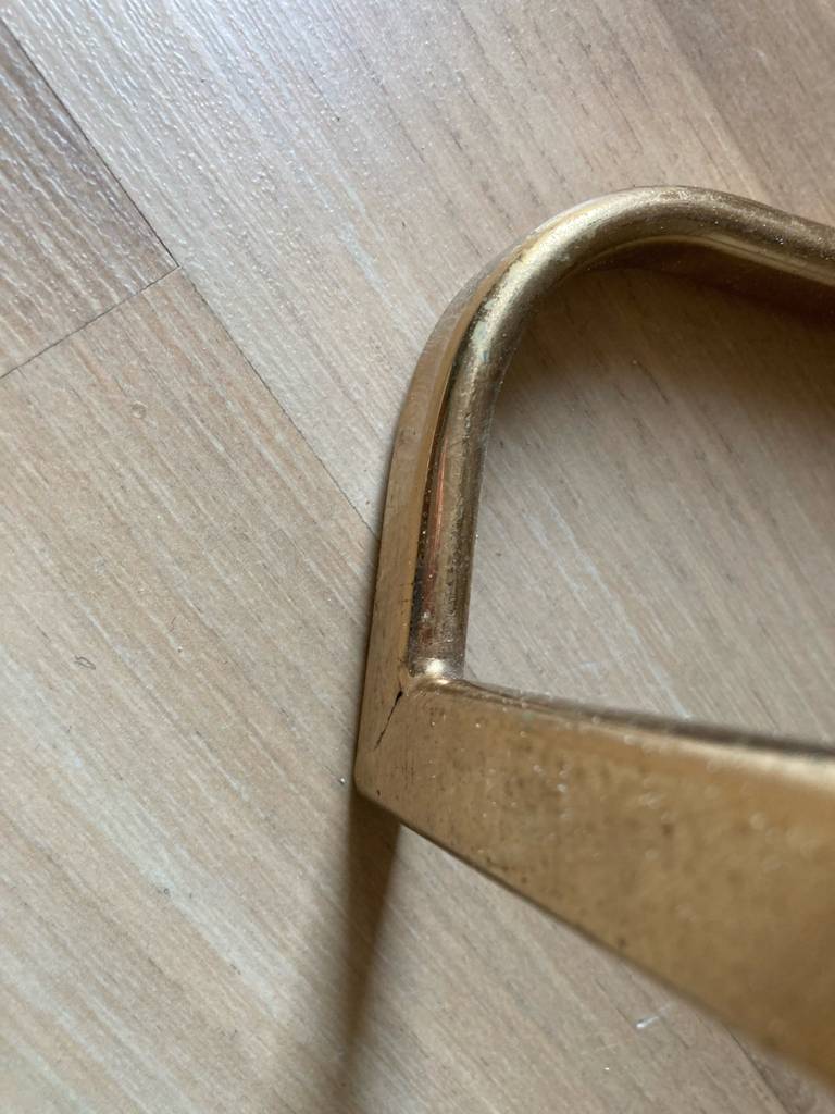 Parkett im Test: Parkettboden worauf ein goldener Gegenstand steht.