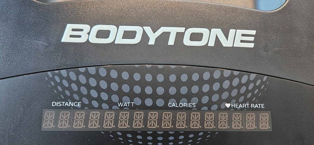 Crosstrainer getestet: Nahaufnahme des Logos.