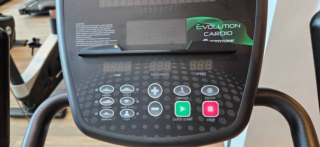 Im Test: Bedienelemente eines Heimtrainers in Nahaufnahme