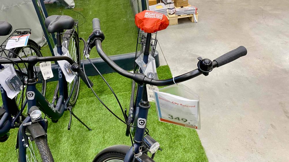Fahrrad im Test: Lenkerstange, die mit einer Klingel ausgestattet ist und einem Preisschild im Fokus.