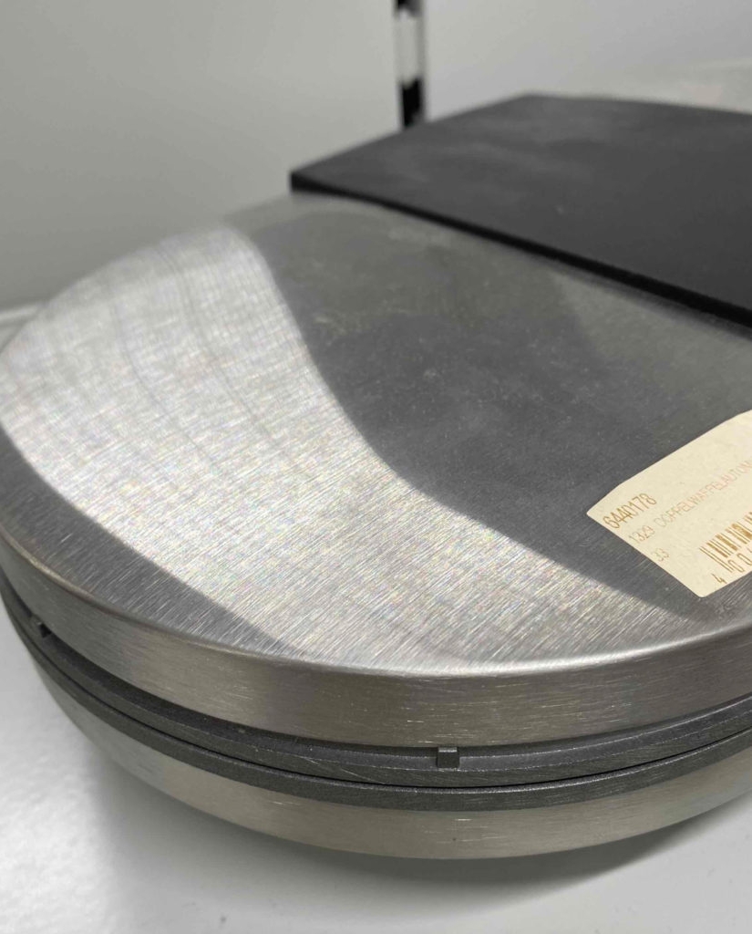 Doppel-Waffeleisen im Test: seitlicher Teil eines Doppel-Waffeleisens im Fokus.