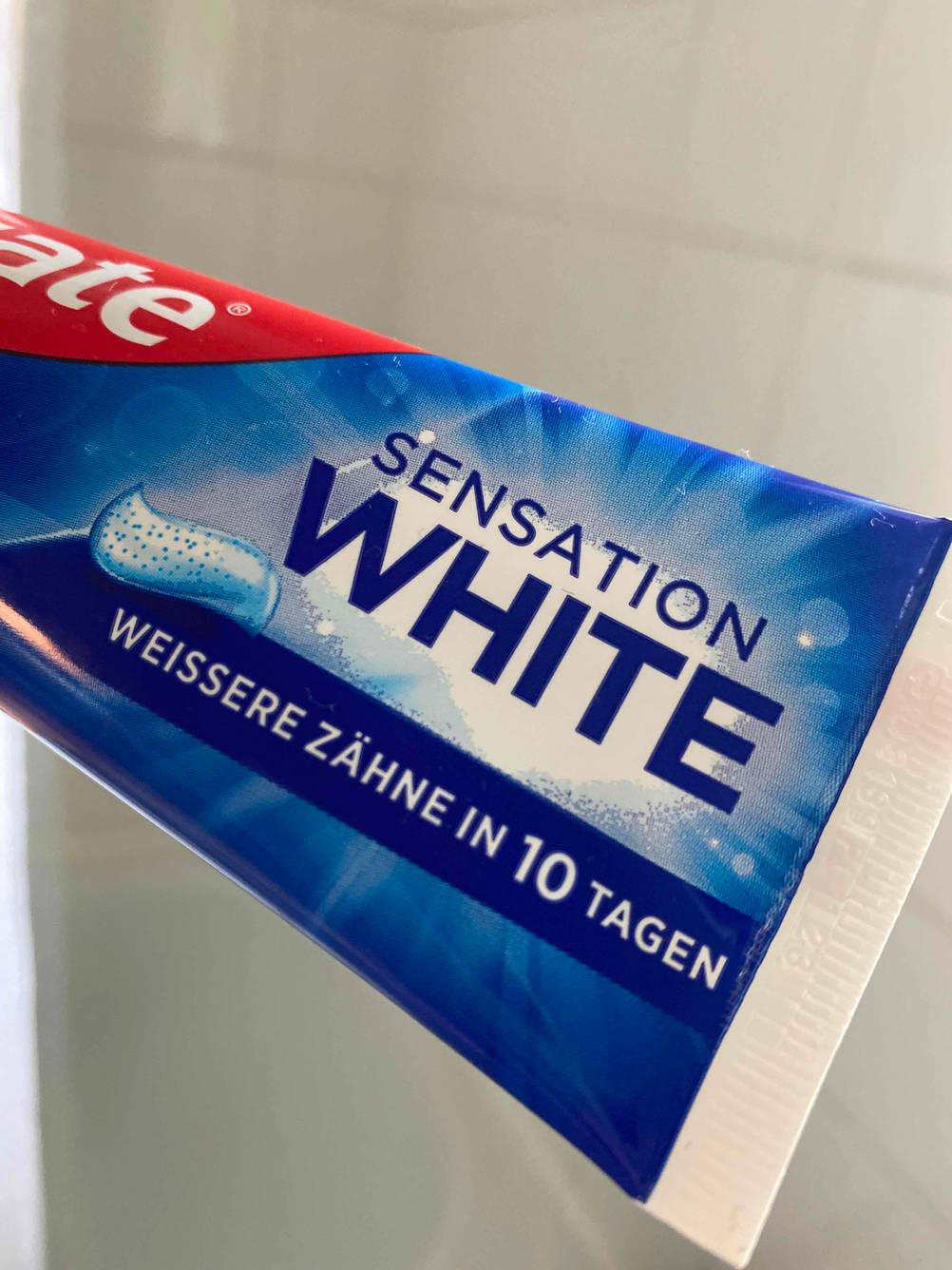 Zahnpasta gegen Zahnfleischrückgang im Test: auf einer Tube stehen Hinweise zu weißeren Zähnen.
