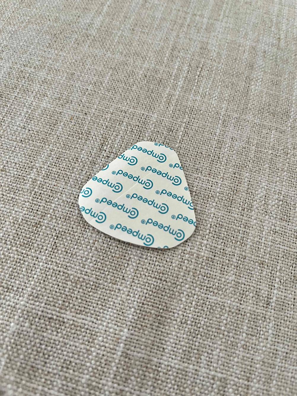 Blasenpflaster getestet: Ein Blasenpflaster liegt auf einem hellen Stoff