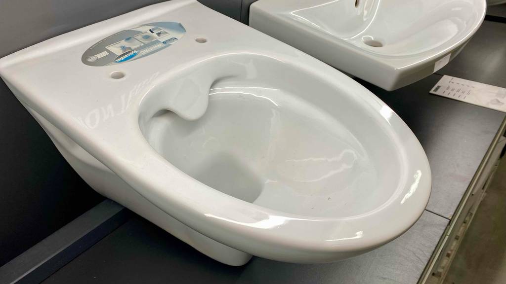 Im Test: ein Wand-WC ohne Deckel ist in einem Geschäft ausgestellt.