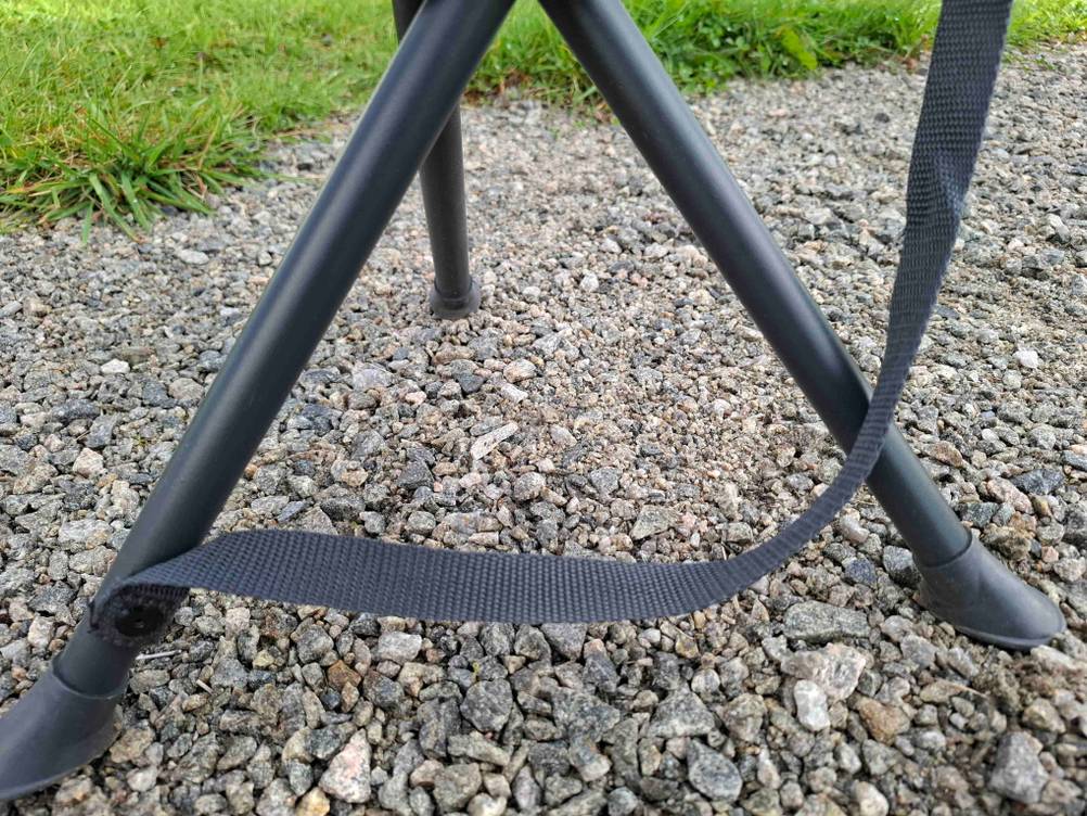 Die Standbeine des getesteten Dreibeinhockers im Fokus.