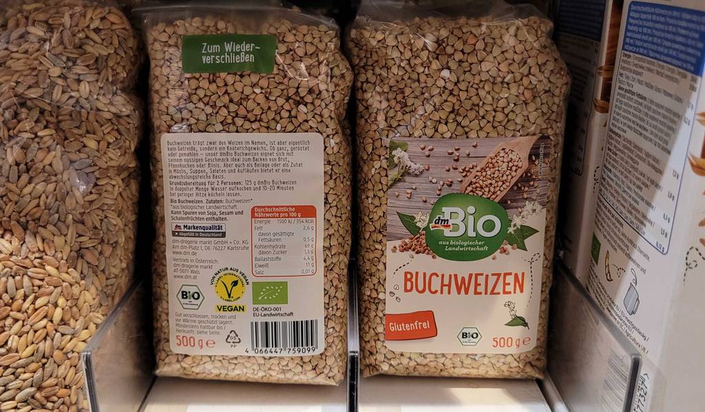 Test: zwei Packungen Buchweizen von der Vorder- und Rückseite ersichtlich.