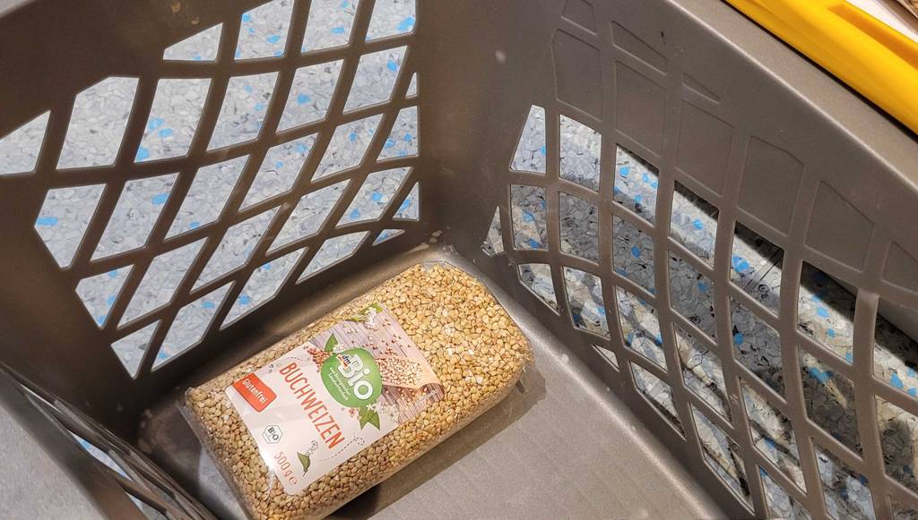Eine Packung der getesteten Buchweizen liegt in einem Einkaufskorb.