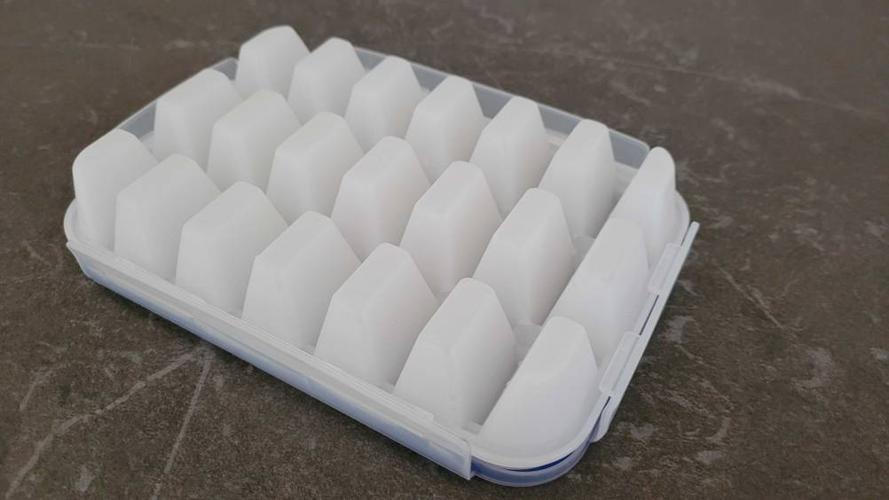 Eiswürfelform getestet: Auf einer dunklen Fläche liegt die Form mit der Unterseite nach oben.