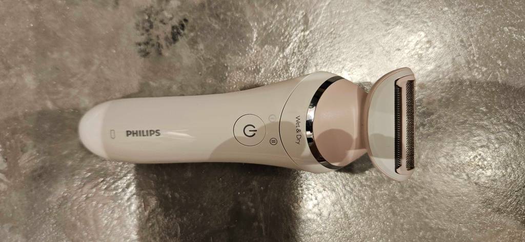 Nass-Trocken-Rasierer-Test: gesamter Nass-Trocken-Rasierer ersichtlich mit Klige nach oben schauend.