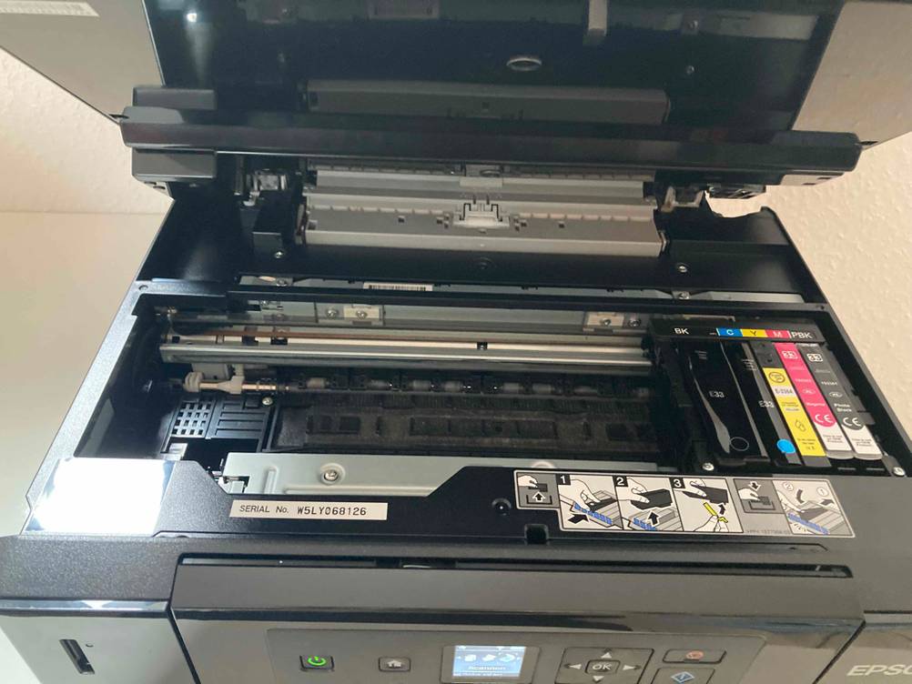 Getestet: Ein aufgeklappter AirPrint-Drucker inklusiver Farbpatronen.