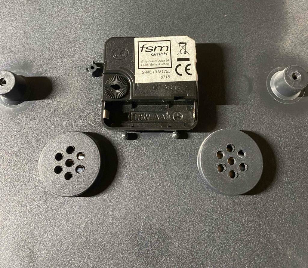 lautlose-Funk-Wanduhr getestet: Batteriefach einer lautlosen-Funk-Wanduhr im Blick.