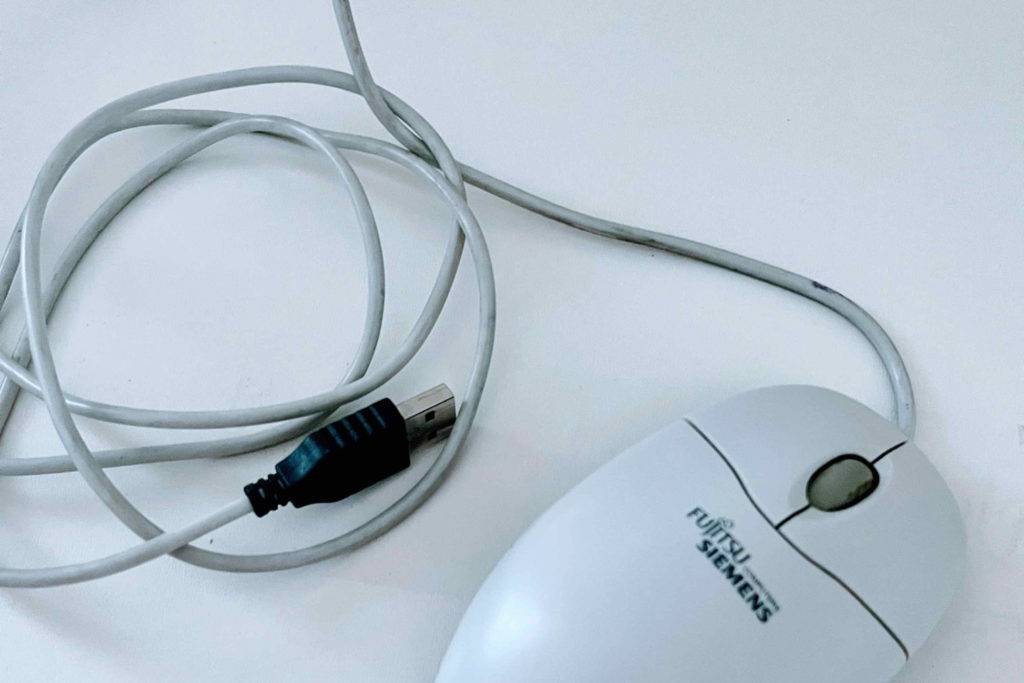 PC-Maus-Test: weiße Maus von Siemens mit Kabel auf einer weißen Fläche.