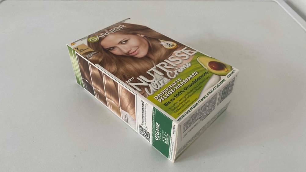 Garnier-Haarfarbe im Test: eine Packung Garnier-Haarfarbe schräg auf einer weißen Fläche liegend.