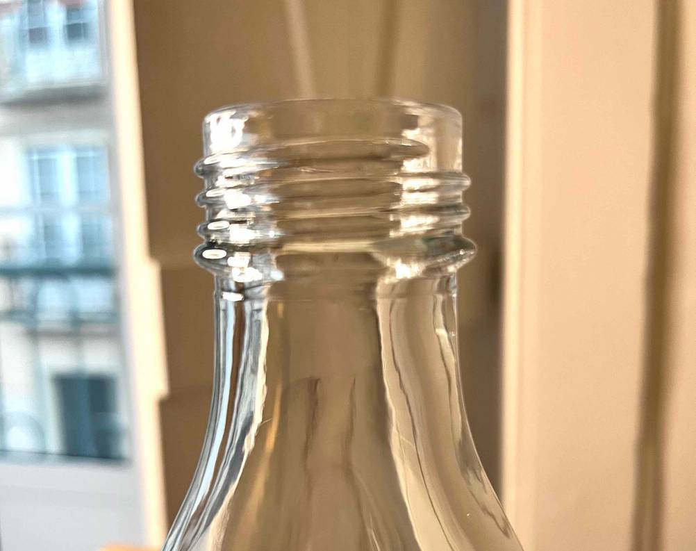 Wasserkaraffe getestet: Flaschenkopf ohne Verschluss im Fokus.